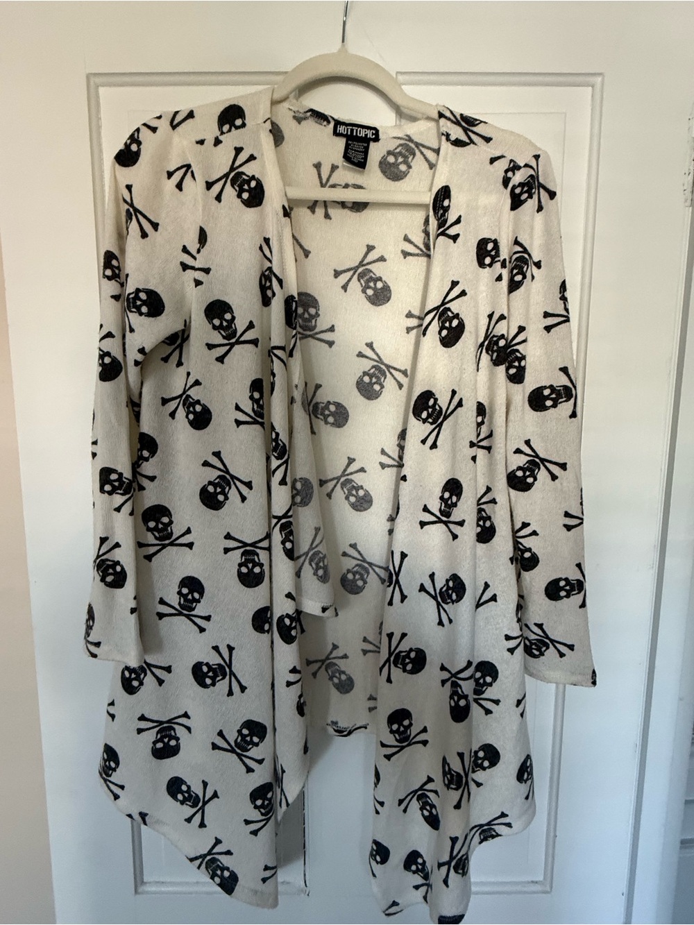 Hot Topic Cream Open-Front Cardigan with Black Skull Print ☠️